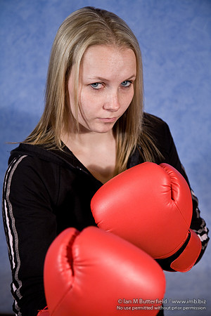 FA0308A-E02174 : A woman boxer wearing a black track suit