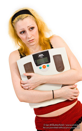 FA0403A-E03540 : Woman holding bathroom scales
