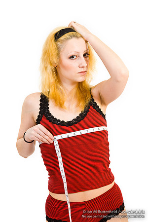 FA0403A-E03606 : Woman taking her bust measurement