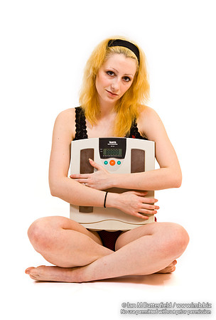 FA0403A-E03548 : Woman holding bathroom scales