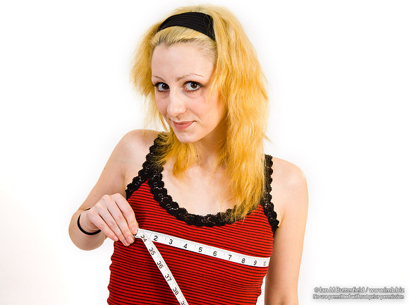 FA0403A-E03602 : Woman taking her bust measurement