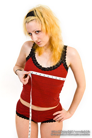 FA0403A-E03610 : Woman taking her bust measurement