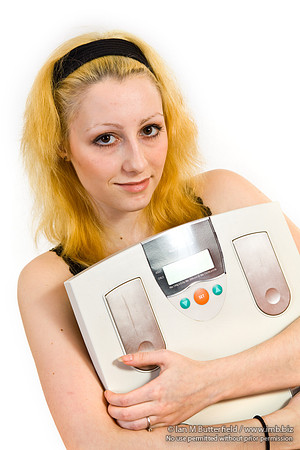 FA0403A-E03537 : Woman holding bathroom scales