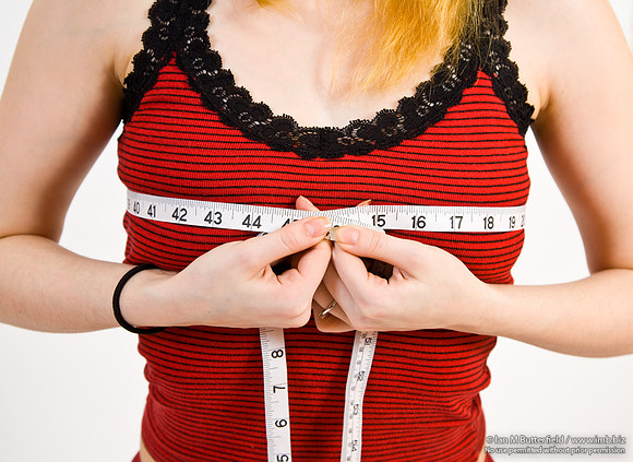 FA0403A-E03618 : Woman taking her bust measurement