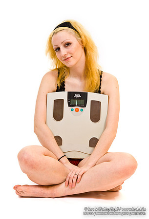 FA0403A-E03553 : Woman holding bathroom scales
