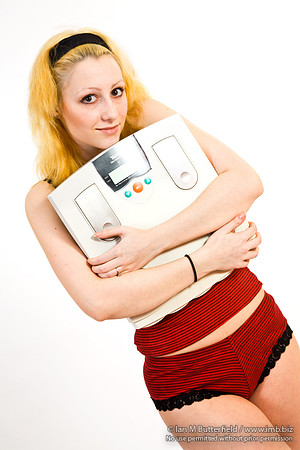 FA0403A-E03534 : Woman holding bathroom scales