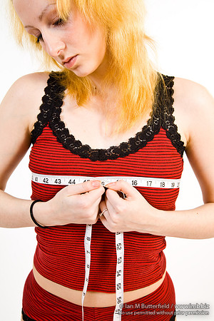 FA0403A-E03621 : Woman taking her bust measurement