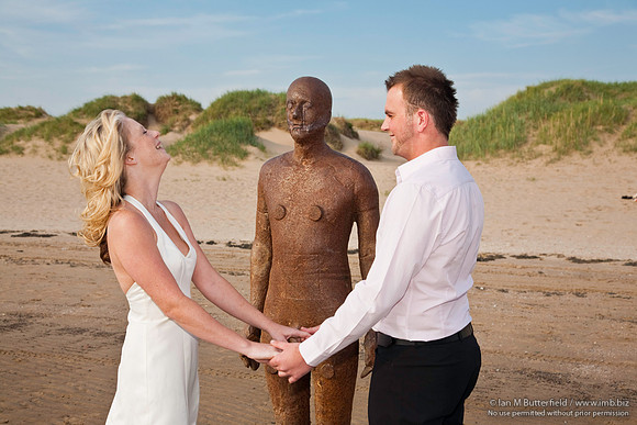 [FB0625E-E03882] Wedding couple with one of Antony Gormley's statues.