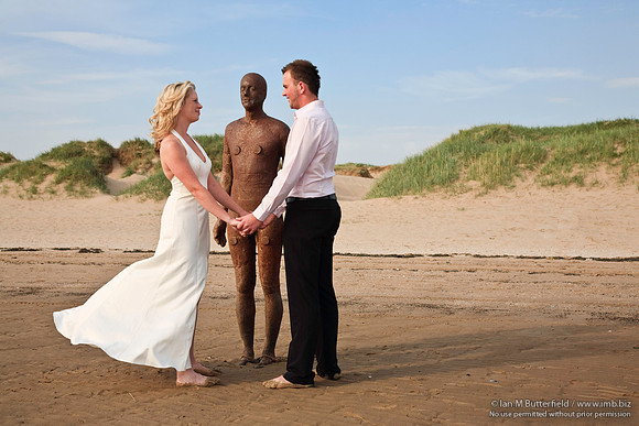 [FB0625E-E03892] Wedding couple with one of Antony Gormley's statues.