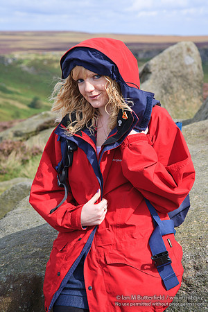 FB0902A-E05179 : Attractive blonde woman hill walking