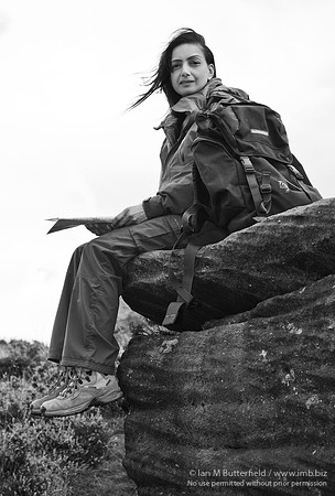 FB0902A-E05194 : Asian woman walking in the countryside