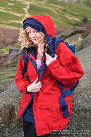 FB0902A-E05177 : Attractive blonde woman hill walking