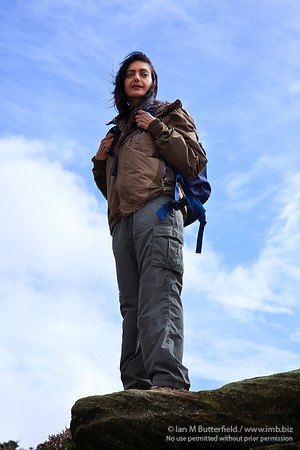 FB0902A-E05206 : Asian woman walking in the countryside
