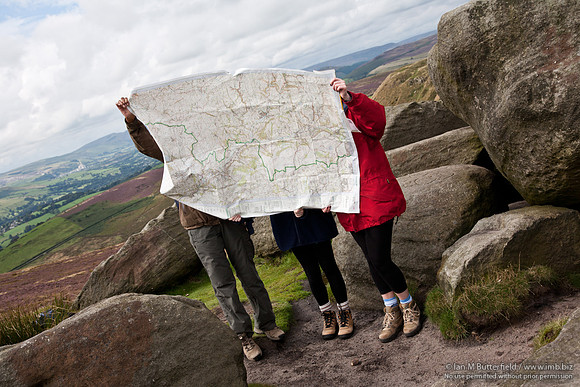 FB0902A-E05275 : Three walkers strugle to read a map