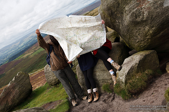FB0902A-E05271 : Three walkers strugle to read a map