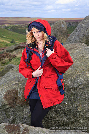 FB0902A-E05175 : Attractive blonde woman hill walking
