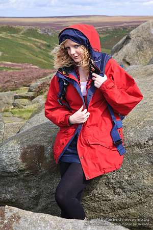 FB0902A-E05173 : Attractive blonde woman hill walking