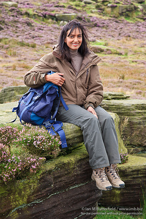 FB0902A-E05200 : Asian woman walking in the countryside