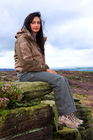 FB0902A-E05183 : Asian woman walking in the countryside