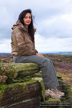 FB0902A-E05183 : Asian woman walking in the countryside