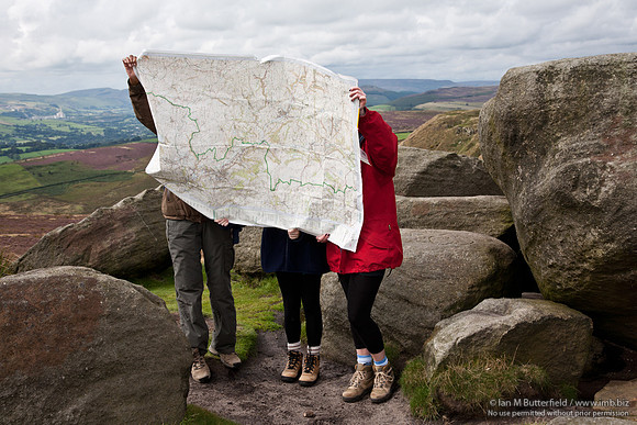 FB0902A-E05274 : Three walkers strugle to read a map