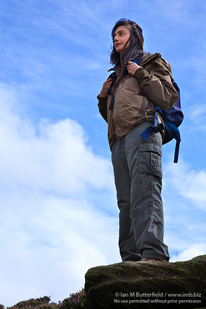 FB0902A-E05207 : Asian woman walking in the countryside