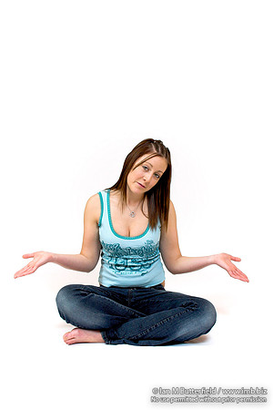 [EY0219B-D00571] A teenage girl sitting cross-legged on the floor